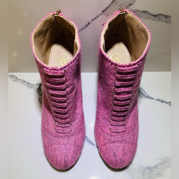 CHANEL PINK CHINE FELT AND GOLD QUILTED HEEL ANKLE BOOTS - Picture 2 of 12